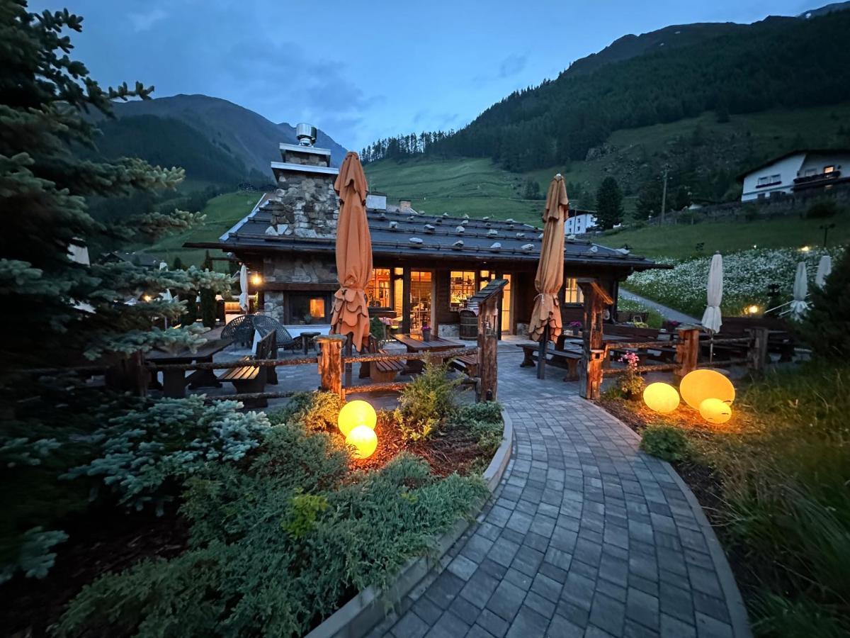 Hotel & Chalets Edelweiss Madonna  Exteriör bild